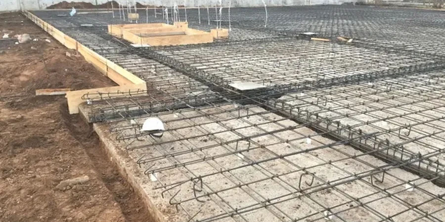 Diseño de losa de cimentación en Copiapó: respuesta estructural para suelos salinos y sísmicos