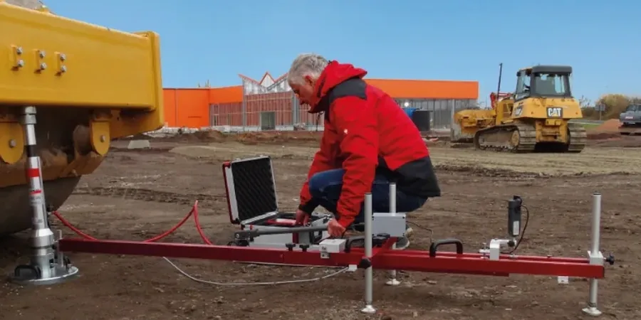 Ensayo de Placa de Carga (PLT) en Copiapó: Capacidad Portante Real del Suelo